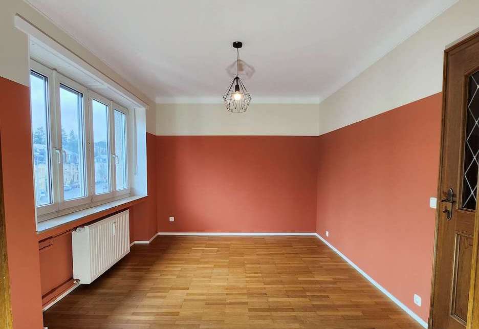 Chambre peinte en couleur terracota